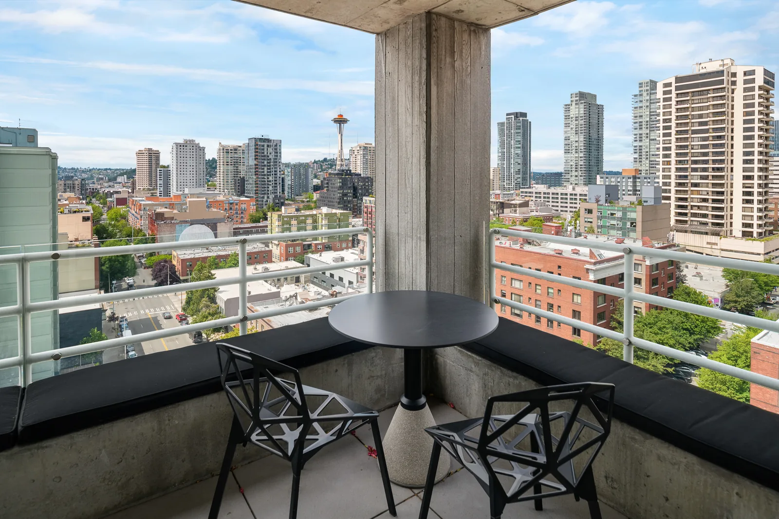 Covered corner terrace and city outlook